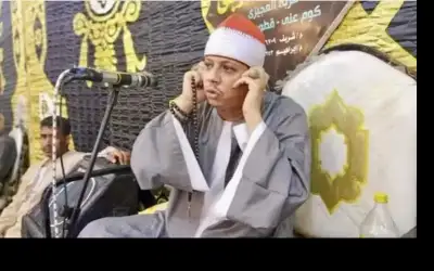 قارئ مصري يتراقص خلال تلاوة القرآن