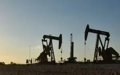 النفط يتراجع بضغط ارتفاع الدولار ومخاوف