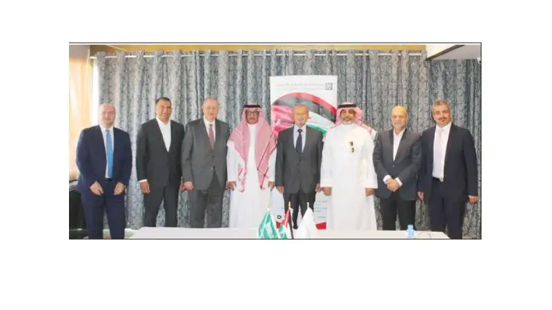 رجال الأعمال تبحث الفرص الاستثمارية مع