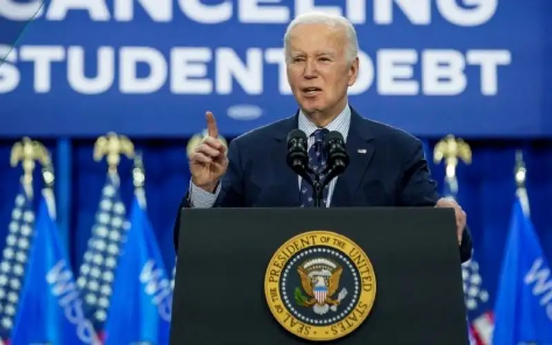 بايدن يقول إنه قرر التنحي عن