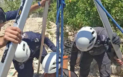 إنقاذ شخص سقط ببئر ماء فارغ
