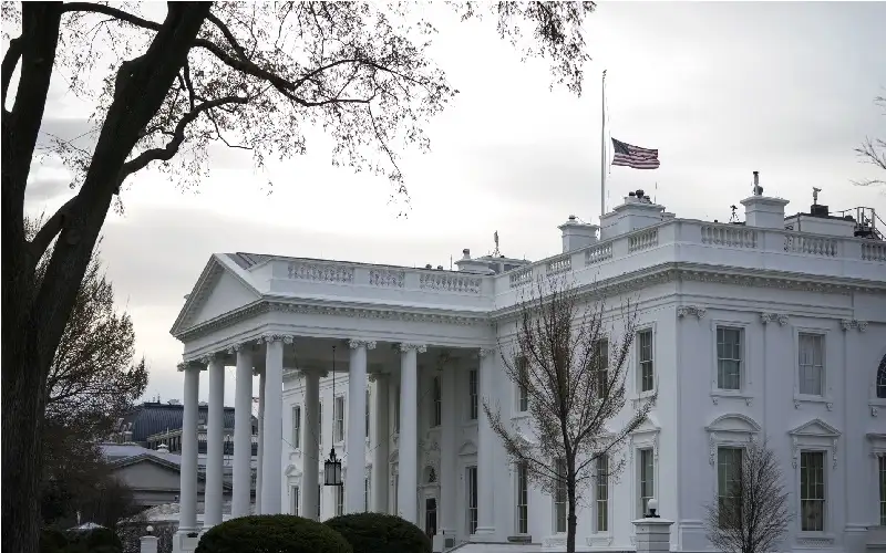 هاريس بـقدم واحدة في السباق.. أوباما