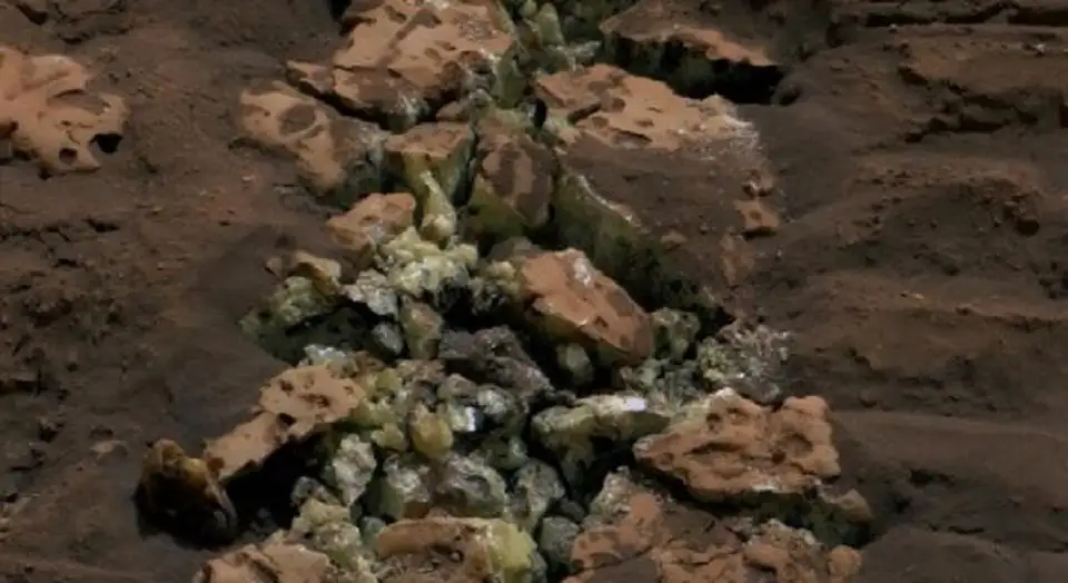 بلورات كبريت صفراء في صخرة مريخية