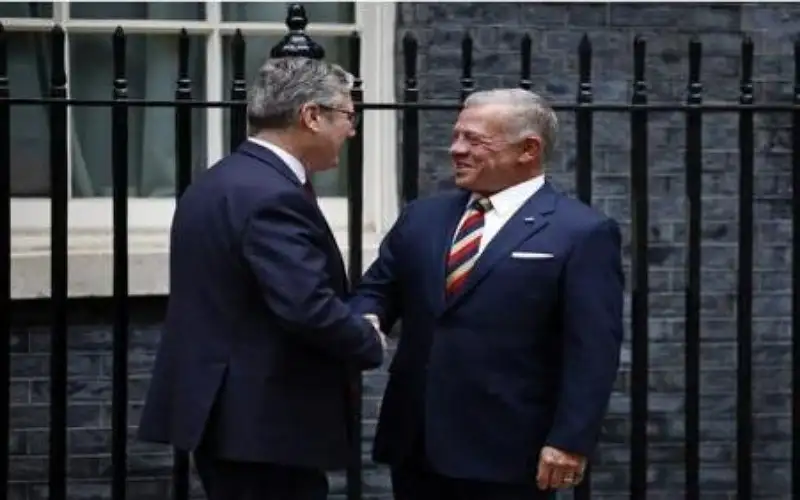 الملك يلتقي رئيس وزراء بريطانيا في