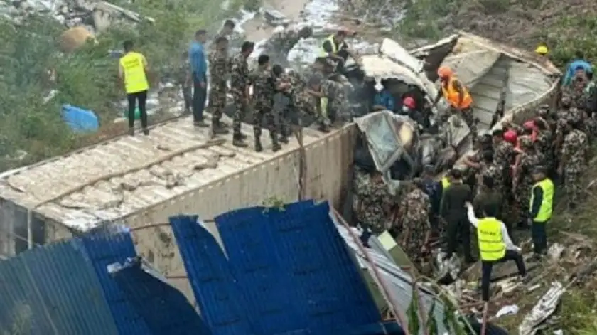 تحطم طائرة على متنها 19 شخصا