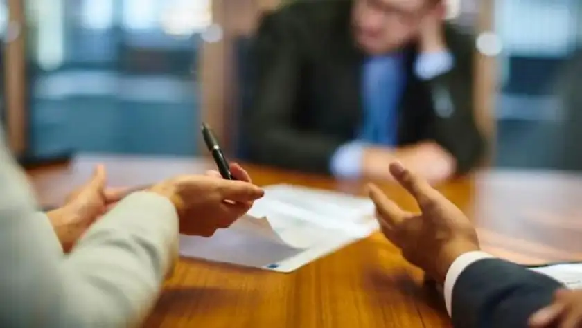 3 طرق لاكتشاف زملاء العمل أصحاب