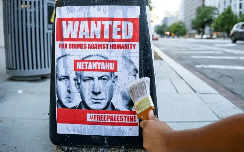 محتجون بمحيط الكونغرس يرفعون شعارات رافضة