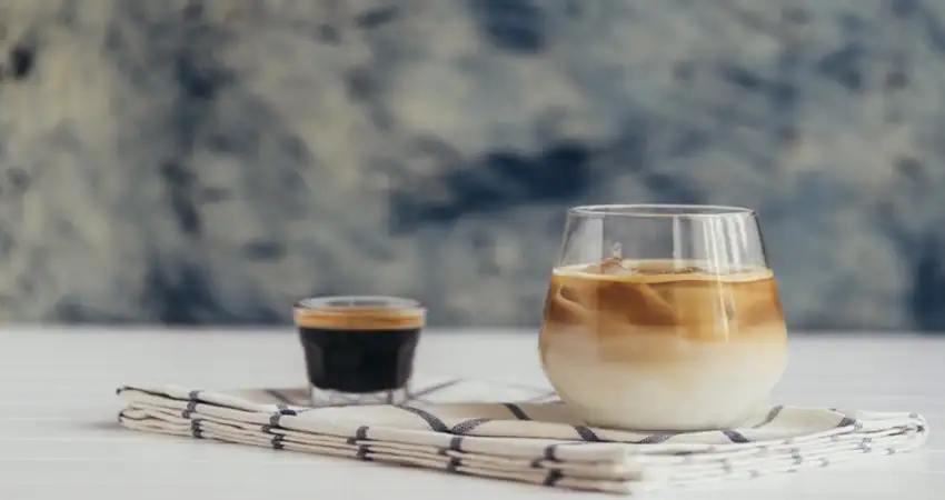 القهوة الساخنة أو المثلجة.. أيهما الأكثر