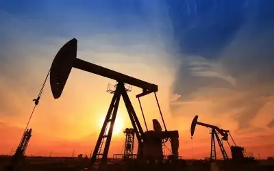 النفط يرتفع بدعم من بيانات أميركية