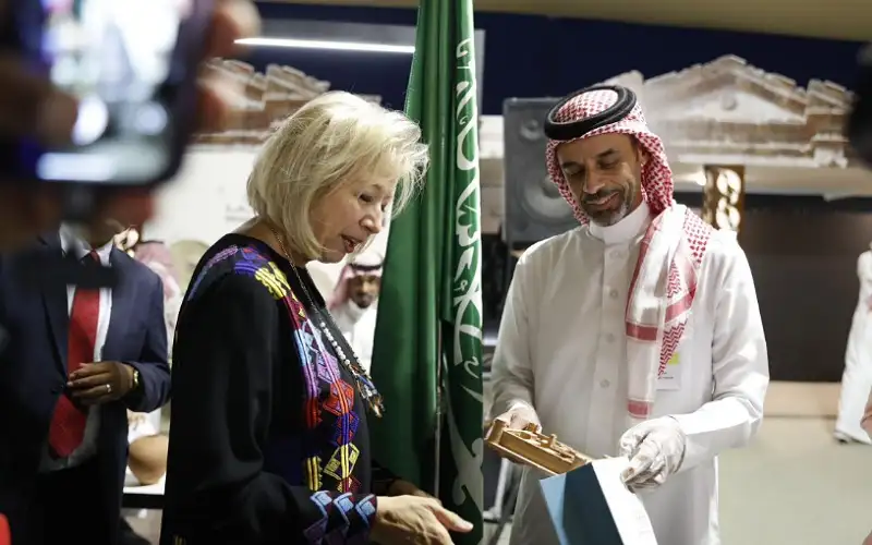 وزيرة الثقافة الأردنية تفتتح جناح السفارات