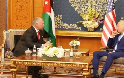الملك يشدد لبايدن على ضرورة وقف