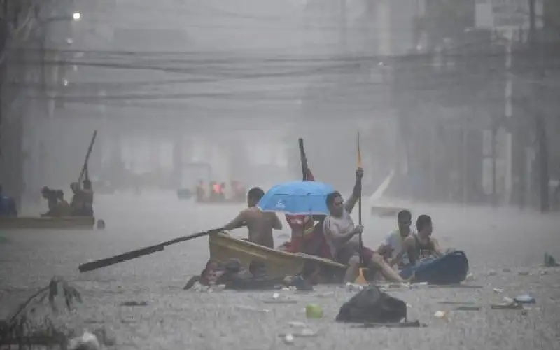 إعصار عنيف يطرد 300 ألف من