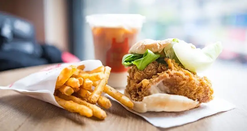 أطباء يحذرون من مخاطر الوجبات المصنعة