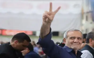 خامنئي ينصب بزشكيان رئيسا لإيران بعد