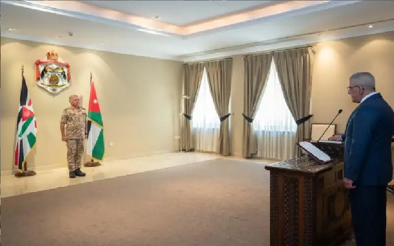 الضمور يؤدي اليمين القانونية أمام الملك