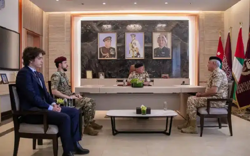 الملك يرافقه ولي العهد يزوران القيادة