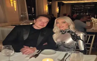 إيلون ماسك يعلن عن أول صديقة