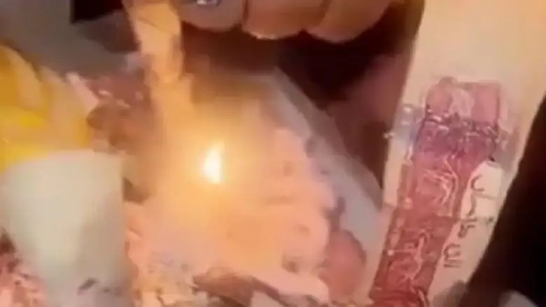 مؤثران يحرقان النقود خلال بث مباشر