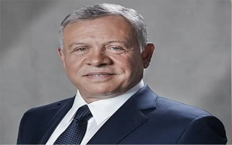 الملك يتسلم نسخة من التقرير السنوي