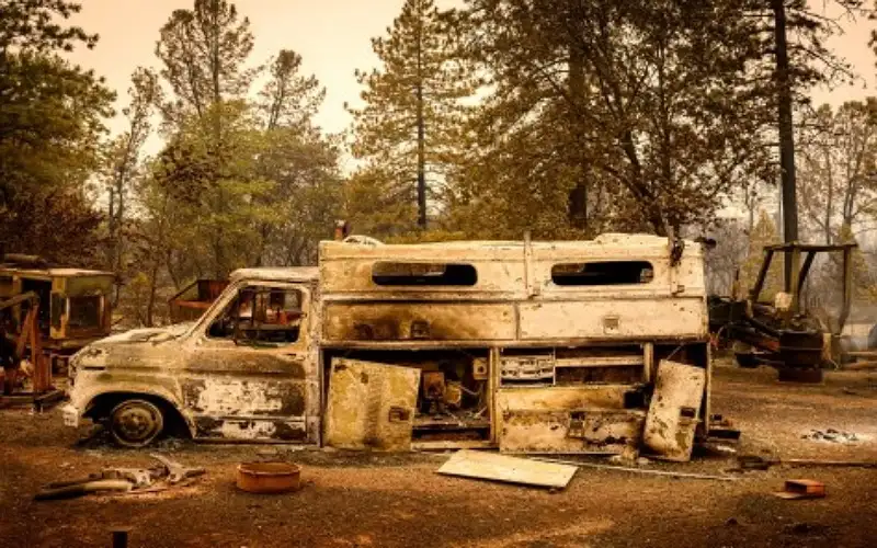 الرياح والحرارة المرتفعة تؤججان الحريق الضخم