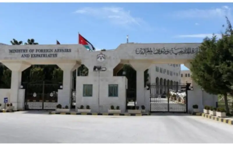 الخارجية تدعو الأردنيين تجنب السفر إلى