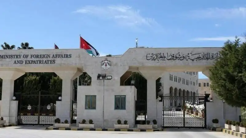 الخارجية تهيب بالمواطنين الأردنيين تجنب السفر