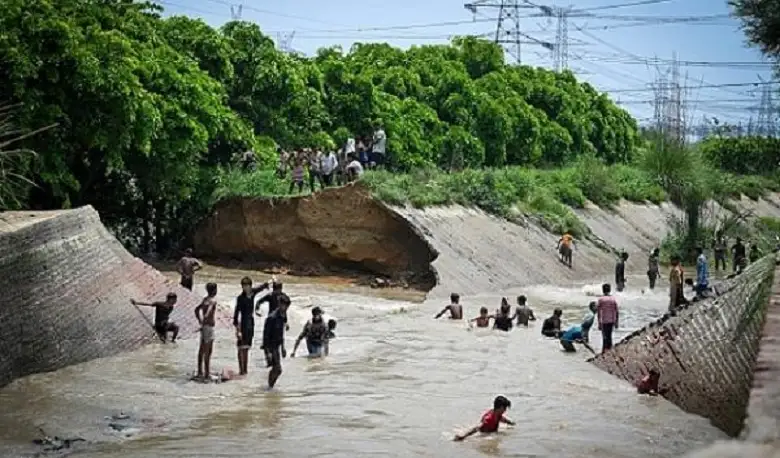 24 قتيلا ومئات الإصابات بانزلاقات للتربة