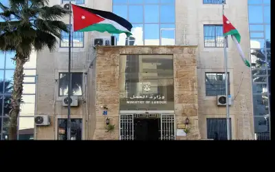 العمل تتعامل مع 18 نزاعا عماليا