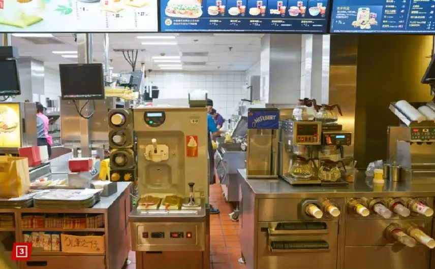 فيديو لموظف في ماكدونالدز يثير غضبا