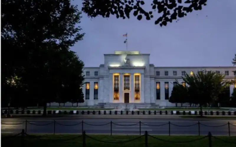 الفيدرالي الأمريكي يعلن تثبيت أسعار الفائدة