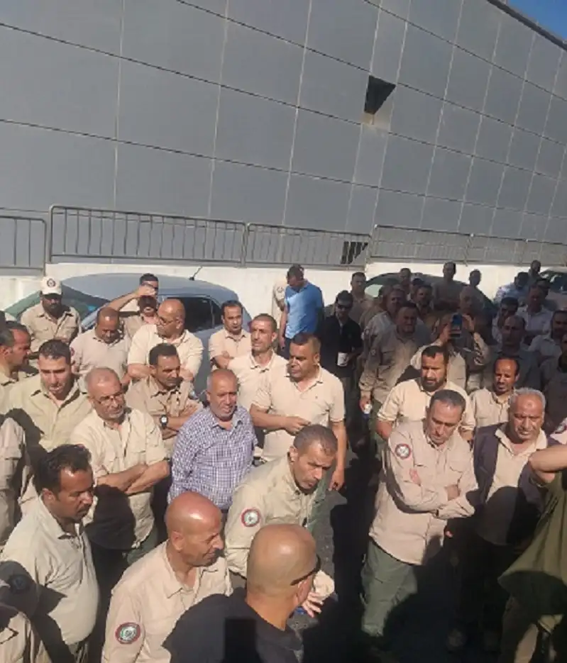 وقفة احتجاجية لموظفي شركة الصخرة للأمن