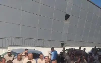 وقفة احتجاجية لموظفي شركة الصخرة للأمن