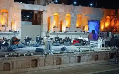 أميمة الخليل: عصفور يطل من المسرح