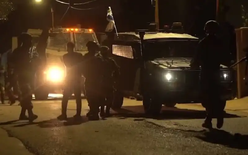 قوات الاحتلال تعتقل ثلاثة شبان من