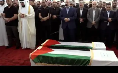 عشرات الآلاف ضمنهم امير قطر يؤدون