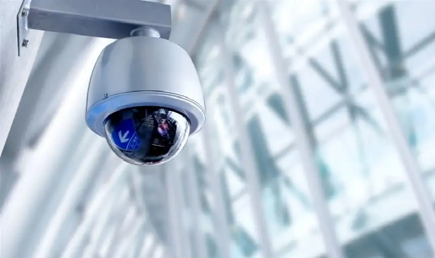 كاميرات المحل صورتها… فتاة تسرق الملابس