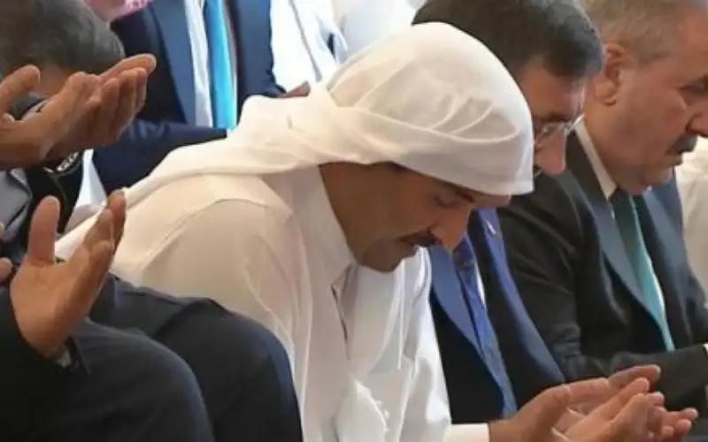 لماذا خلع أمير قطر عقاله خلال