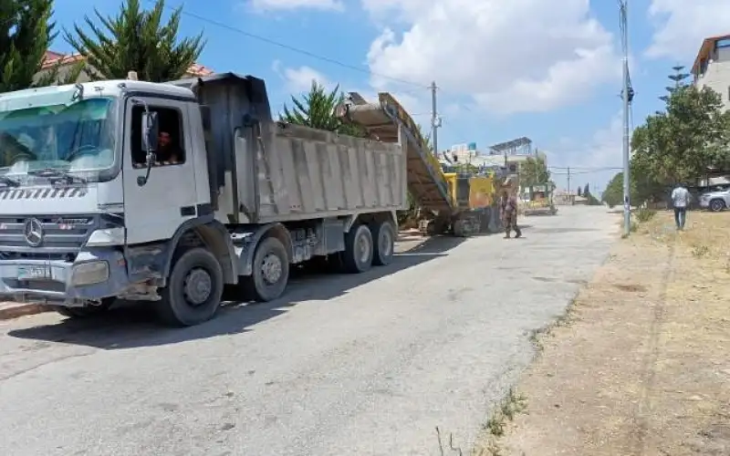 تواصل صيانة وتعبيد الطرق في محافظة