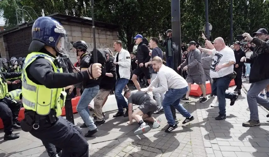 مواجهات عنيفة بين مناهضين ومؤيدين للهجرة