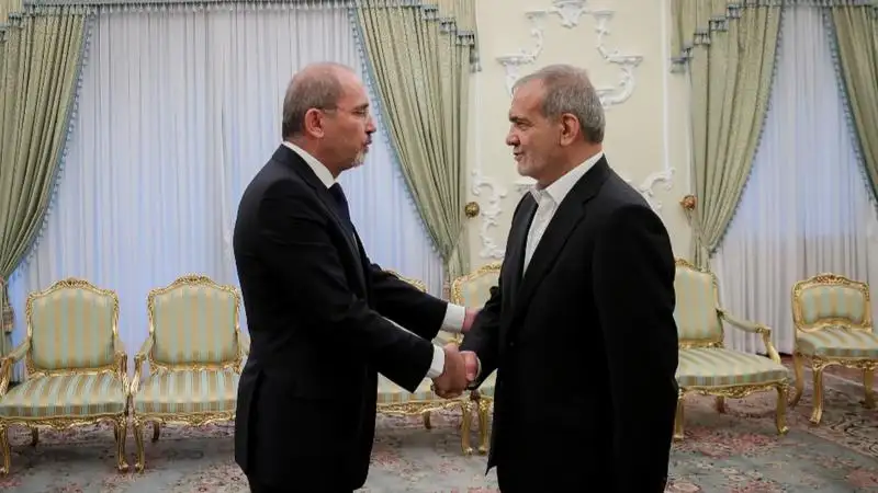 وزير الخارجية يختتم زيارة رسمية لإيران