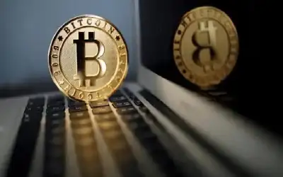 سقوط بيتكوين.. ما أسباب تبخر 12%