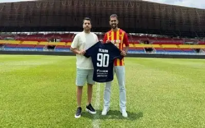 لاعب المنتخب الوطني لكرة القدم “علوان”