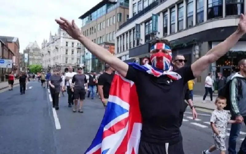 الموساد يعيث بشوارع بريطانيا فسادا.. عن