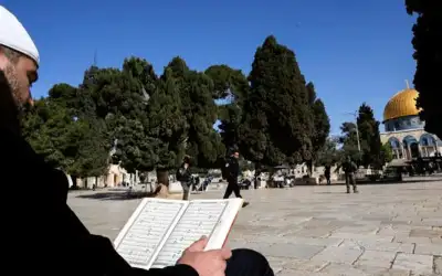مستوطنون يقتحمون باحات الأقصى بحماية شرطة