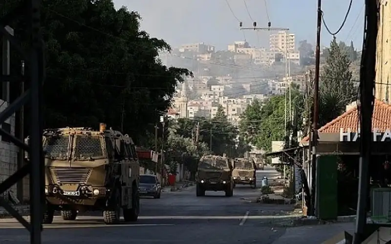 استشهاد فلسطيني متأثرا بجروحه وحملة اعتقالات