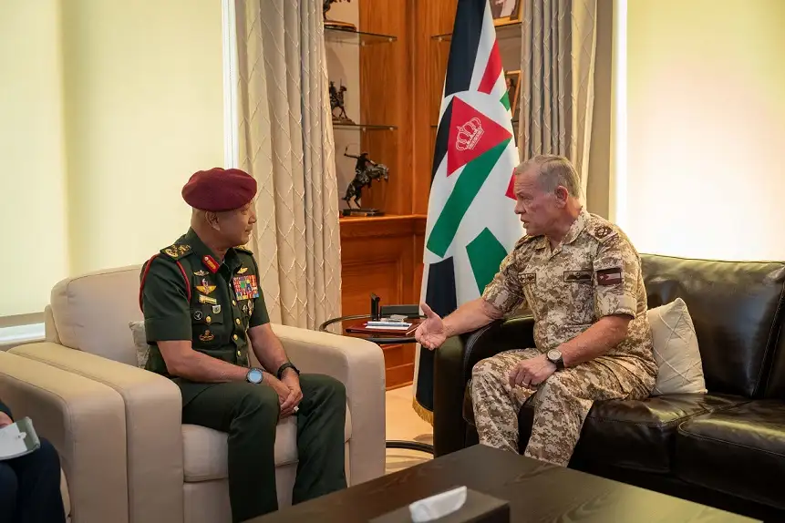 الملك يستقبل قائد قوات الدفاع الماليزية