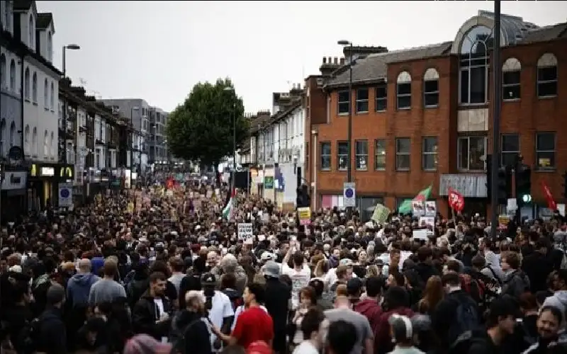 مظاهرات بريطانيا.. الآلاف يتصدون لـاليمين ويدعمون