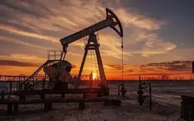 النفط يتجه لمكاسب أسبوعية تناهز 3%