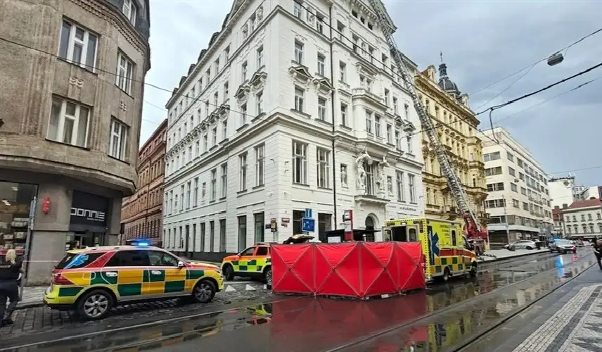 واجهة مبنى تنهي حياة راكب بمحطة