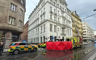 واجهة مبنى تنهي حياة راكب بمحطة